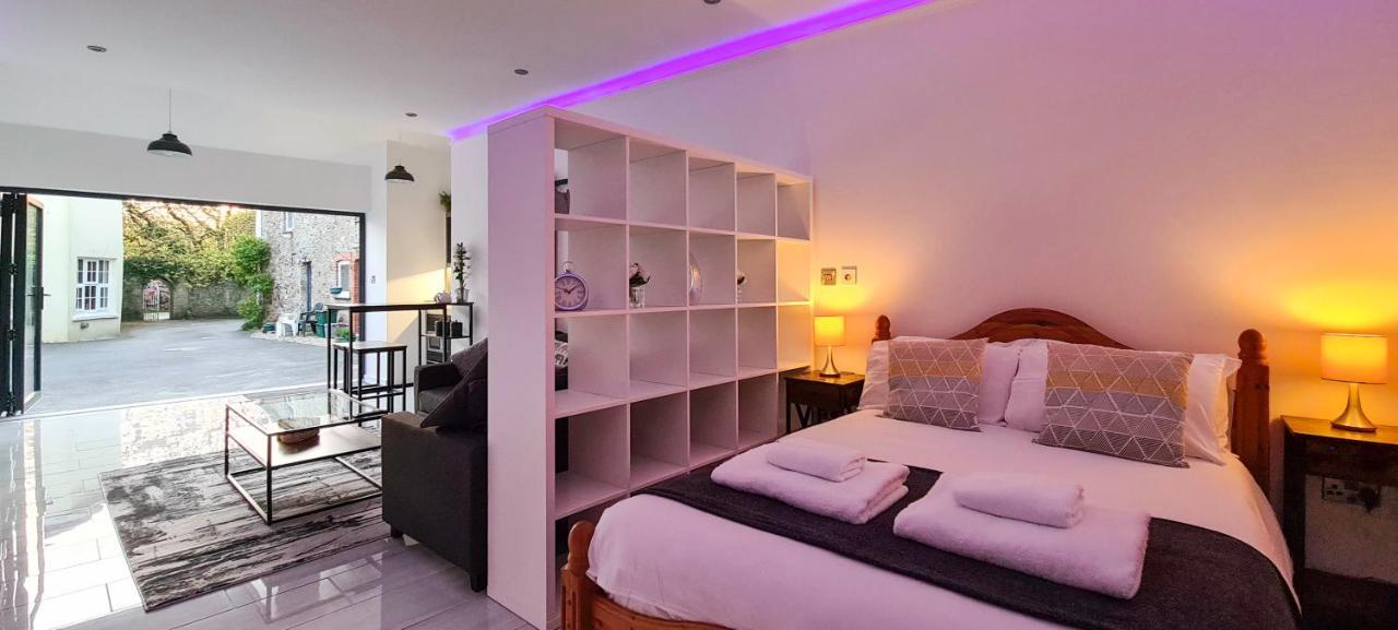 אייביברידג' The Studio, Luxury Modern Apartment In The South Hams, Stunning Walks On The Doorstep, A 20 Minute Drive To The Beautiful Sandy Beaches, Quiet Courtyard Setting, Shops, Bars And Restaurants A Short Walk Away! מראה חיצוני תמונה