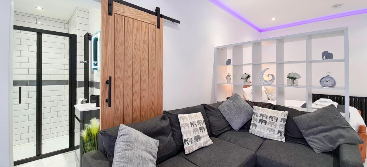 אייביברידג' The Studio, Luxury Modern Apartment In The South Hams, Stunning Walks On The Doorstep, A 20 Minute Drive To The Beautiful Sandy Beaches, Quiet Courtyard Setting, Shops, Bars And Restaurants A Short Walk Away! מראה חיצוני תמונה