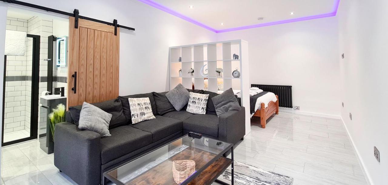 אייביברידג' The Studio, Luxury Modern Apartment In The South Hams, Stunning Walks On The Doorstep, A 20 Minute Drive To The Beautiful Sandy Beaches, Quiet Courtyard Setting, Shops, Bars And Restaurants A Short Walk Away! מראה חיצוני תמונה