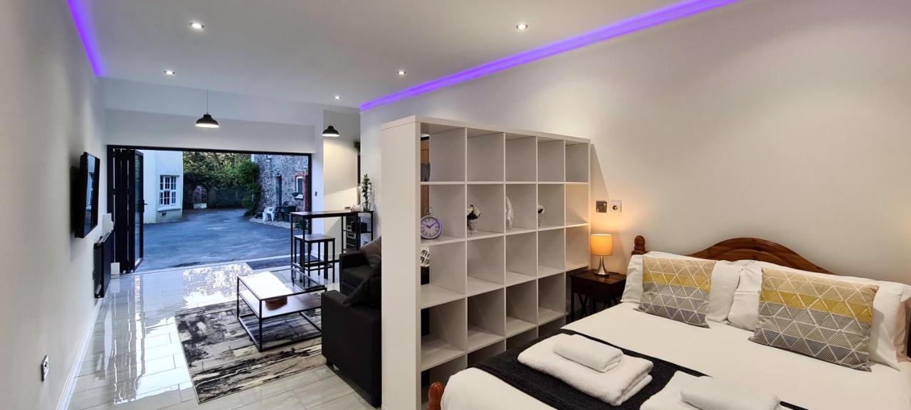 אייביברידג' The Studio, Luxury Modern Apartment In The South Hams, Stunning Walks On The Doorstep, A 20 Minute Drive To The Beautiful Sandy Beaches, Quiet Courtyard Setting, Shops, Bars And Restaurants A Short Walk Away! מראה חיצוני תמונה