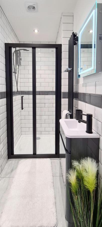 אייביברידג' The Studio, Luxury Modern Apartment In The South Hams, Stunning Walks On The Doorstep, A 20 Minute Drive To The Beautiful Sandy Beaches, Quiet Courtyard Setting, Shops, Bars And Restaurants A Short Walk Away! מראה חיצוני תמונה