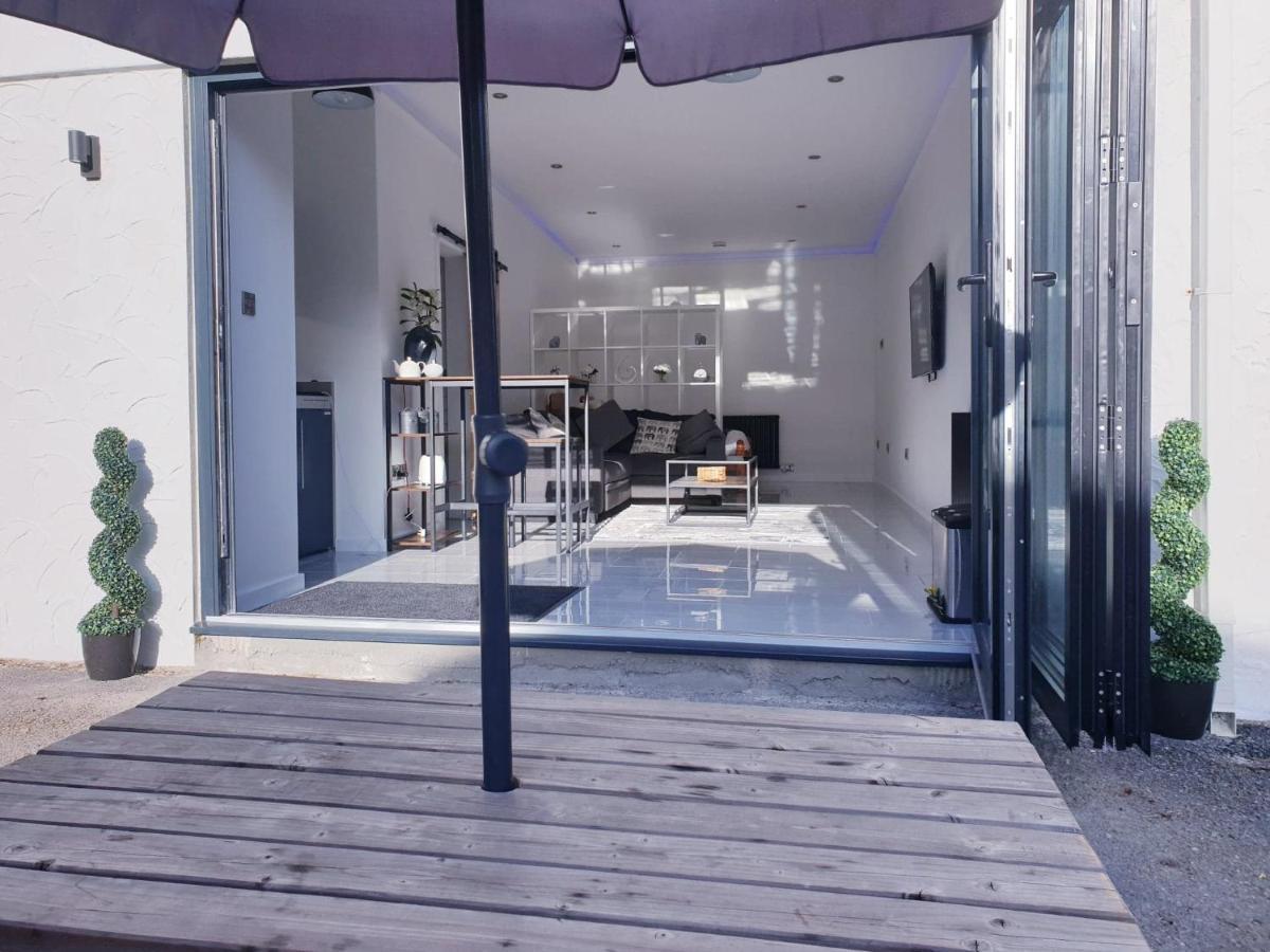 אייביברידג' The Studio, Luxury Modern Apartment In The South Hams, Stunning Walks On The Doorstep, A 20 Minute Drive To The Beautiful Sandy Beaches, Quiet Courtyard Setting, Shops, Bars And Restaurants A Short Walk Away! מראה חיצוני תמונה
